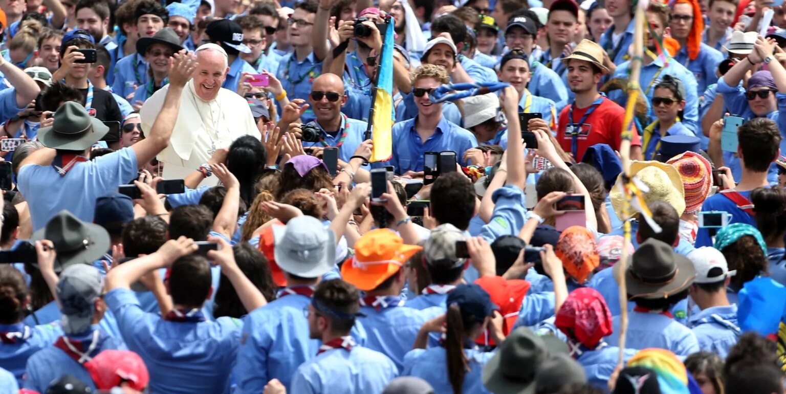 Un groupe de scouts catholiques italiens autorisera pour la première fois les dirigeants LGBTQ+ The late Pope Francis meets with members of the Association of Italian Catholic Guides and Scouts (AGESCI) in 2015