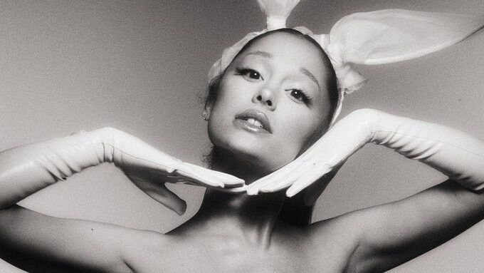 Ariana Grande sort l'édition Dangerous Woman du 10e anniversaire avec le nouveau morceau « Knew Better Part Two » Logo