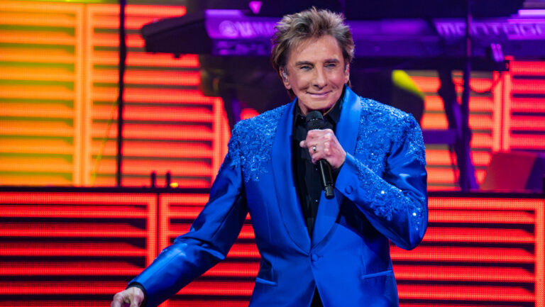 Barry Manilow dit que faire son coming-out dans les années 70 aurait « tué » sa carrière Logo