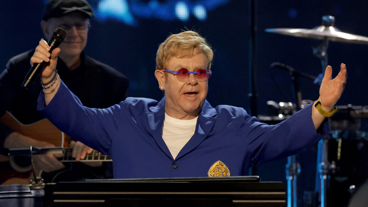 Billy Porter et Elvis Duran animeront le podcast des Elton John Impact Awards honorant Jonathan Bailey, Chappell Roan et plus Logo