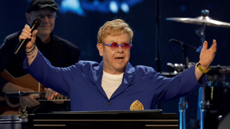 Billy Porter et Elvis Duran animeront le podcast des Elton John Impact Awards honorant Jonathan Bailey, Chappell Roan et plus Logo