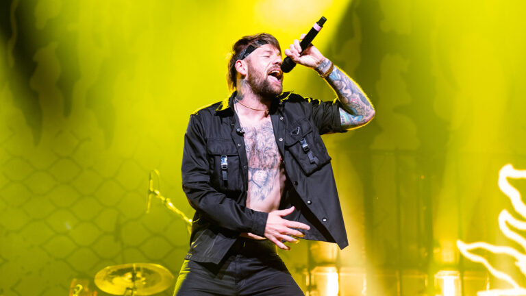 Caleb Shomo de Beartooth se révèle gay dans une déclaration émotionnelle Logo