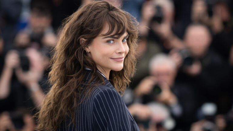 Cara Delevingne est honnête à propos des étiquettes, de l'homophobie intériorisée et de l'amour Logo