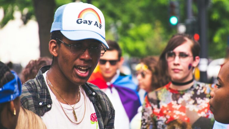Cette nouvelle campagne LGBTQ+ brise le silence autour de la violence domestique Logo