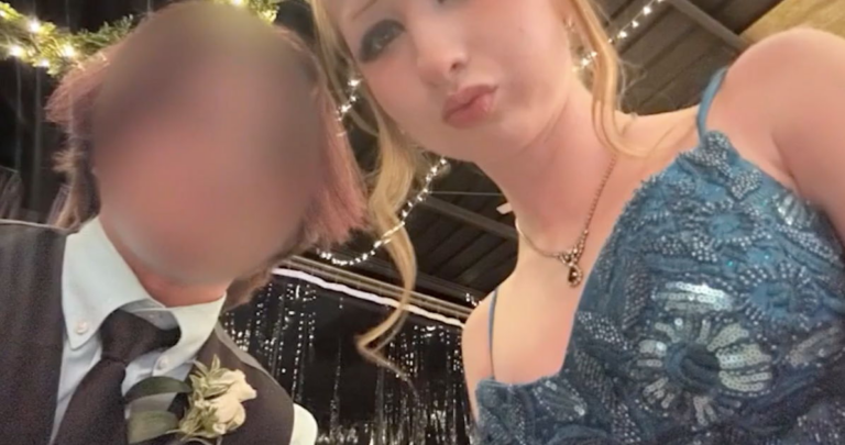 Elle est allée au bal avec un rendez-vous transgenre. Son école l'a donc expulsée. Elle est allée au bal avec un rendez-vous transgenre. Son école l'a donc expulsée.