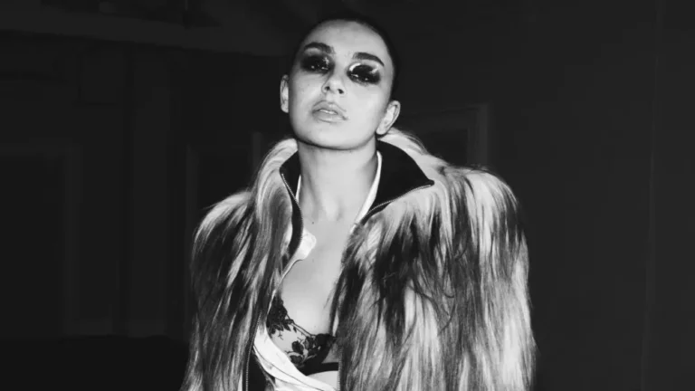 Est-ce du rock ? C'est pop ? Le nouveau single de Charli XCX enflamme les discussions post-Brat Era Logo