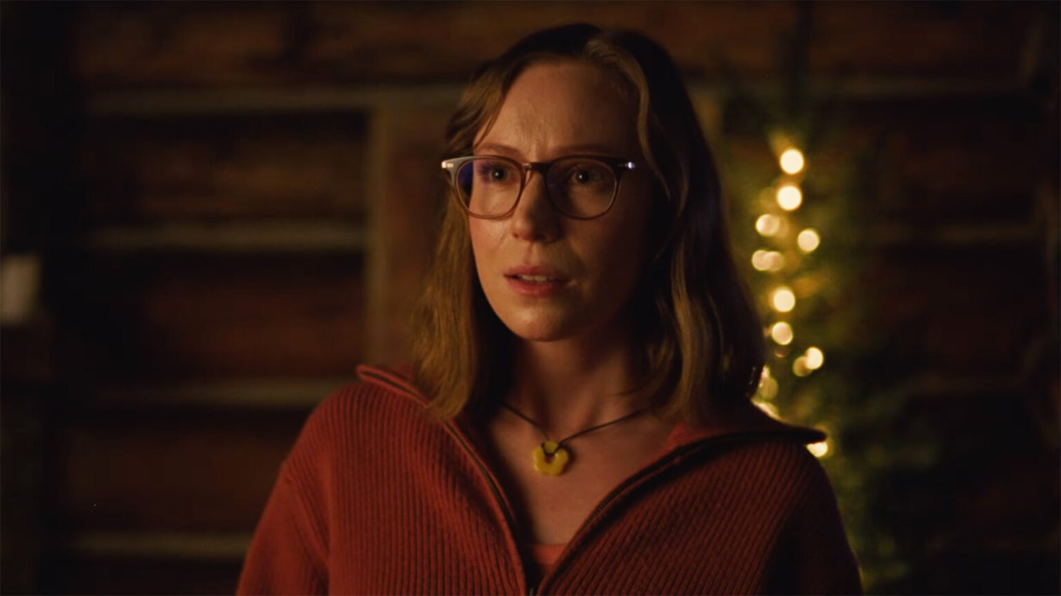 Hannah Einbinder et Gillian Anderson livrent un pur chaos saphique dans l'horreur « Camp Miasma » Logo