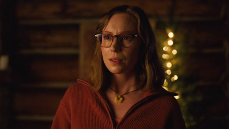Hannah Einbinder et Gillian Anderson livrent un pur chaos saphique dans l'horreur « Camp Miasma » Logo