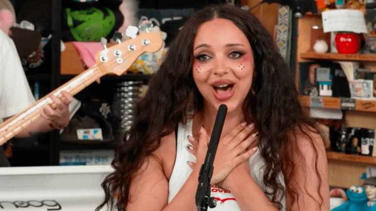 JADE apporte une précision pop à ses débuts sur NPR Tiny Desk et les fans sont déjà obsédés Logo
