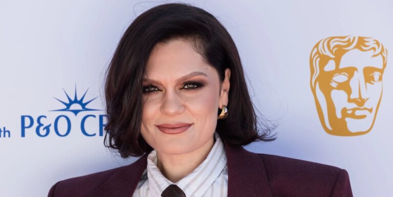 Jessie J annonce qu'elle n'a plus de cancer : « J'ai sangloté pendant des heures » Jessie J on the BAFTA red carpet in 2025 wearing a pin-striped shirt, tie and burgundy blazer.
