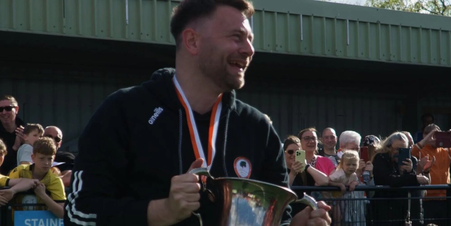 L'entraîneur qui a conduit le club à la promotion affirme qu'être gay dans le football n'est pas un «non-non» L'entraîneur qui a conduit le club à la promotion affirme qu'être gay dans le football n'est pas un «non-non»