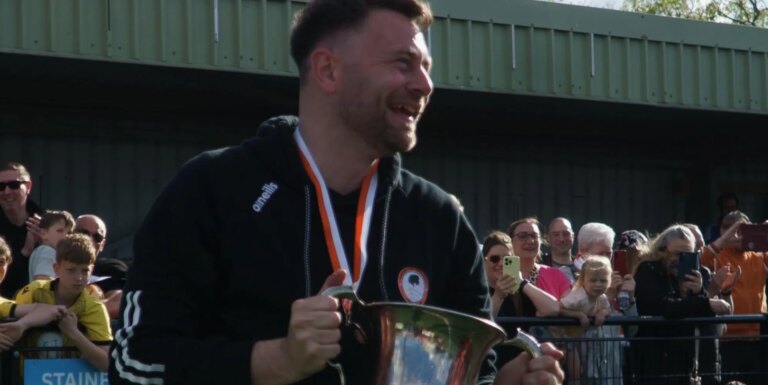 L'entraîneur qui a conduit le club à la promotion affirme qu'être gay dans le football n'est pas un «non-non» L'entraîneur qui a conduit le club à la promotion affirme qu'être gay dans le football n'est pas un «non-non»