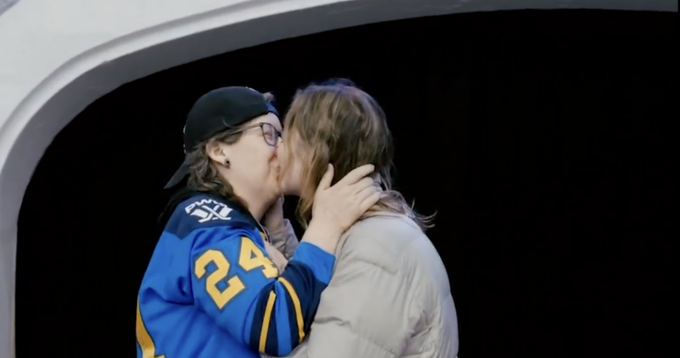 La foule se déchaîne alors qu'un couple lesbien se fiance lors de la soirée de la fierté du hockey féminin La foule se déchaîne alors qu'un couple lesbien se fiance lors de la soirée de la fierté du hockey féminin