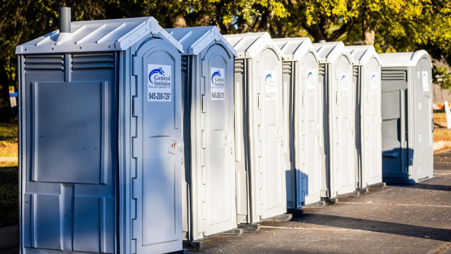 La loi de Caroline du Sud oblige les étudiants trans à utiliser des porta-pots extérieurs dans le cadre d'une nouvelle politique de salle de bain Logo