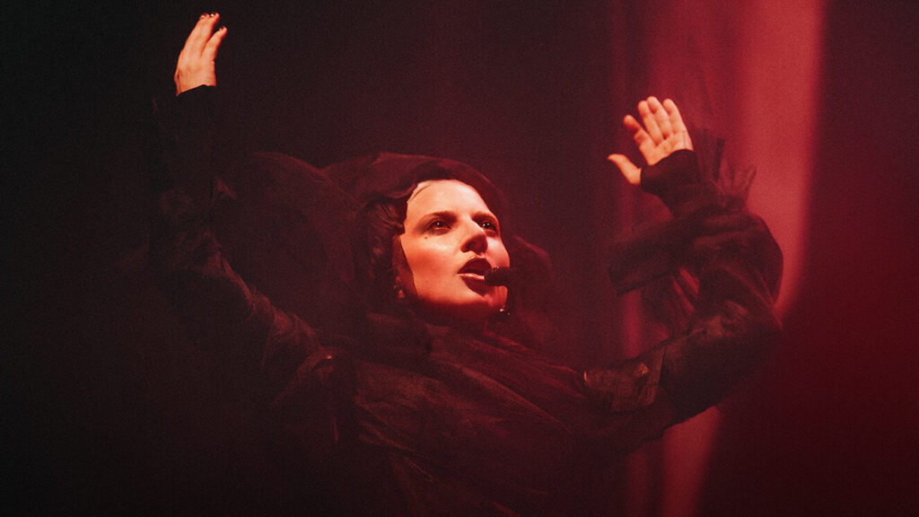 Lady Gaga transforme « MAYHEM » en un enterrement gothique pour Apple Music Live Logo