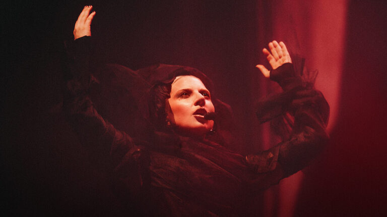 Lady Gaga transforme « MAYHEM » en un enterrement gothique pour Apple Music Live Logo