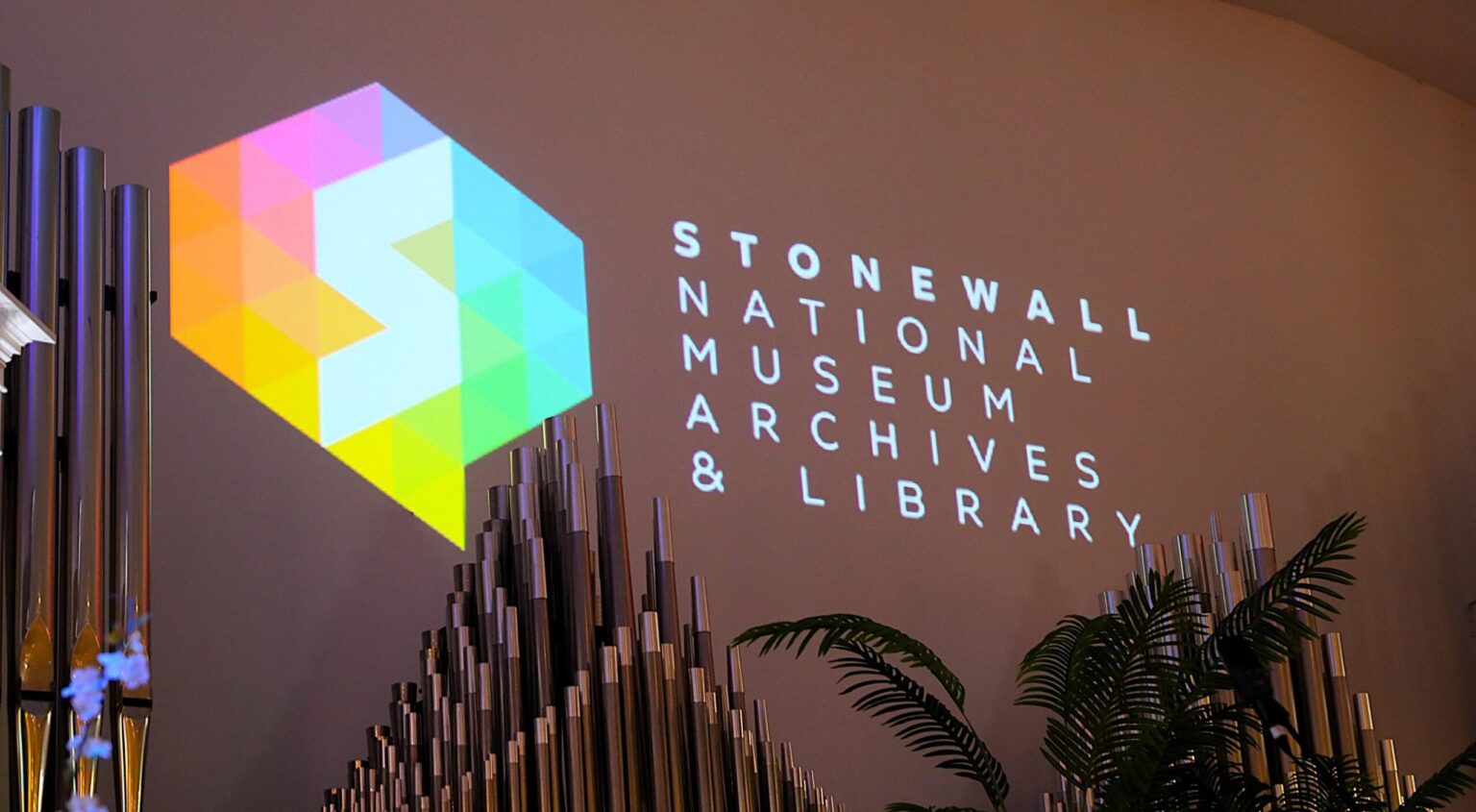 Le musée Stonewall répond aux reculs du DEI en Floride en consacrant les héros LGBTQ+ Logo