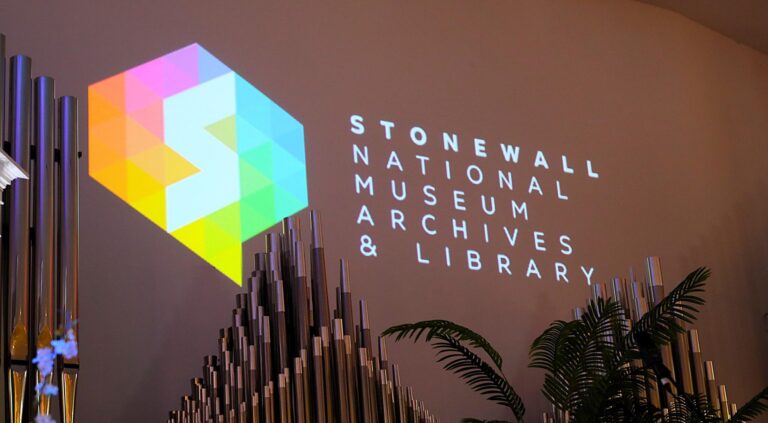 Le musée Stonewall répond aux reculs du DEI en Floride en consacrant les héros LGBTQ+ Logo
