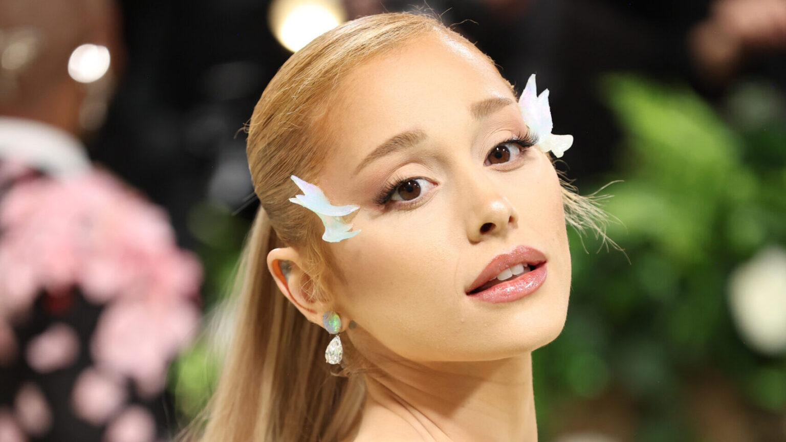 Le teaser « Je déteste que je t'ai fait m'aimer » d'Ariana Grande fait monter les fans en spirale avant le début de l'ère « Petal » Logo
