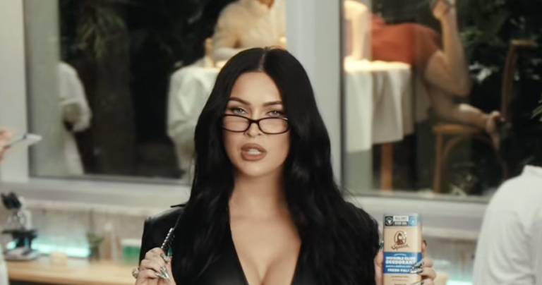 Les chrétiens conservateurs paniquent à cause des publicités « vulgaires » de déodorants mettant en vedette l’actrice bisexuelle Megan Fox Les chrétiens conservateurs paniquent à cause des publicités « vulgaires » de déodorants mettant en vedette l’actrice bisexuelle Megan Fox