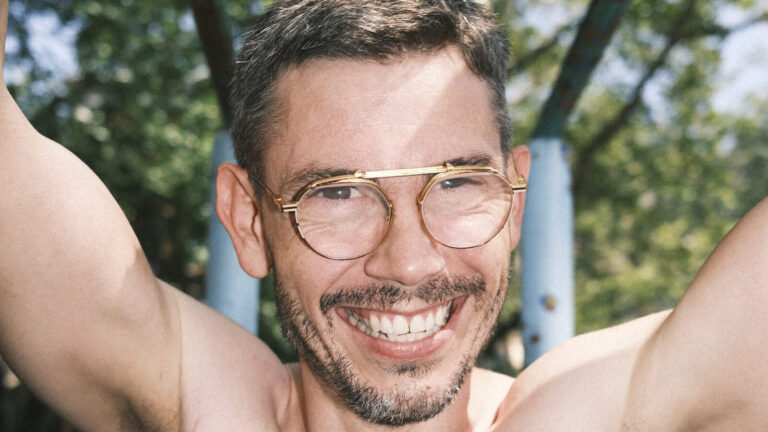 Ryan O'Connell parle de « Cumspringas », de Grindr et des raisons pour lesquelles les hétérosexuels sont dans « l'enfer hétéro » (Exclusif) Logo