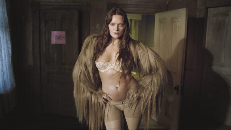 Tove Lo sort un nouveau single fiévreux « I'm Your Girl Right? » Aux côtés du clip vidéo du monastère sauvage Logo