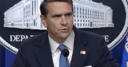 Trump DOJ déclare que les protections juridiques LGBTQ+ sont « anti-chrétiennes » et s’engage à les éroder davantage