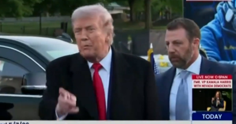 Trump est en colère contre une journaliste et l’aurait traitée de « salope » après avoir menacé de lancer une bombe atomique sur l’Iran Trump est en colère contre une journaliste et l’aurait traitée de « salope » après avoir menacé de lancer une bombe atomique sur l’Iran
