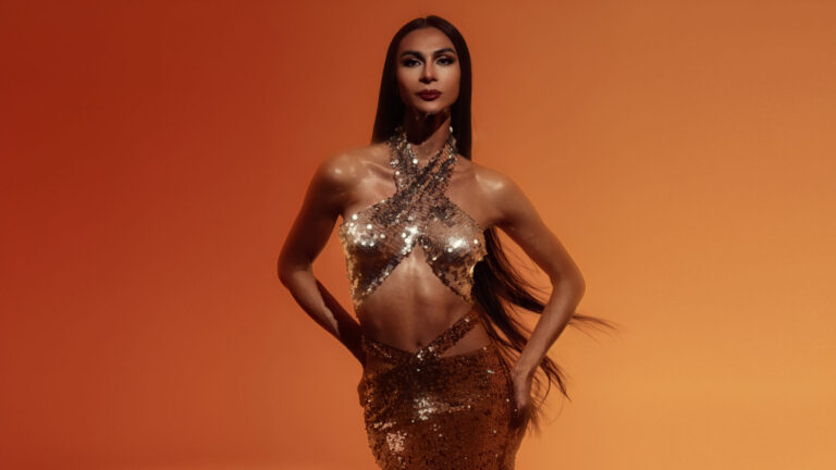 Un modèle trans devient « Jésus en chocolat » dans une performance artistique provocatrice diffusée en continu dans le monde entier Logo