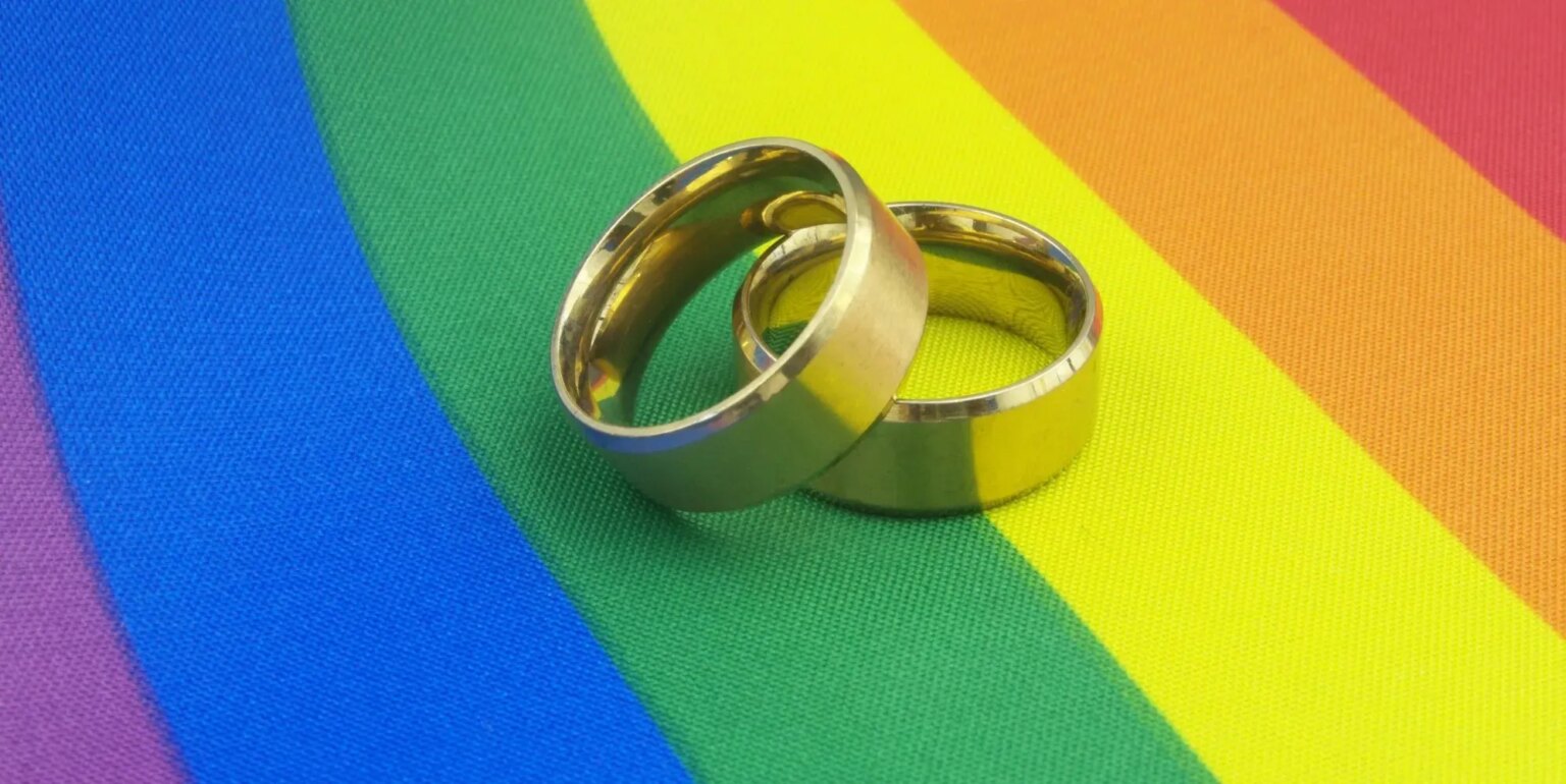 Aux États-Unis, le soutien au mariage homosexuel diminue alors que les républicains s’y opposent wedding rings on pride flag