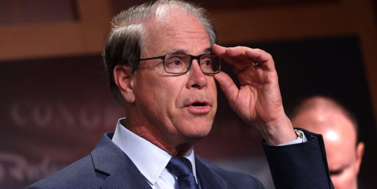 Le gouverneur républicain Mike Braun déclare juin « Mois de la famille nucléaire » dans l'Indiana Mike Braun