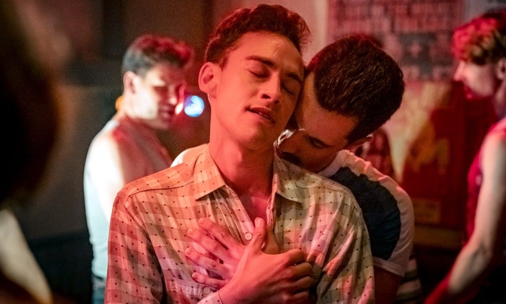 Olly Alexander dans It's a Sin, embrassant un homme