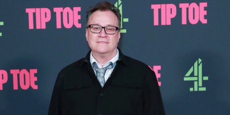 Russell T Davies dit que Tip Toe est un « héritage naturel » de It's A Sin alors que le portrait du VIH est loué Tip Toe writer Russell T Davies