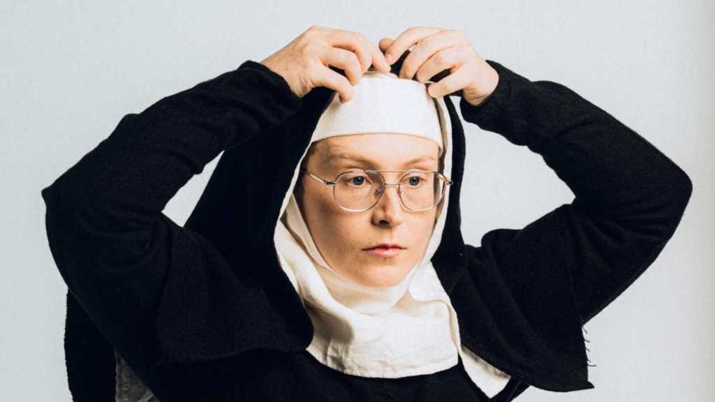 Scout Boxall : le favori de Dieu : une photo de Scout enfilant une tenue de nonne