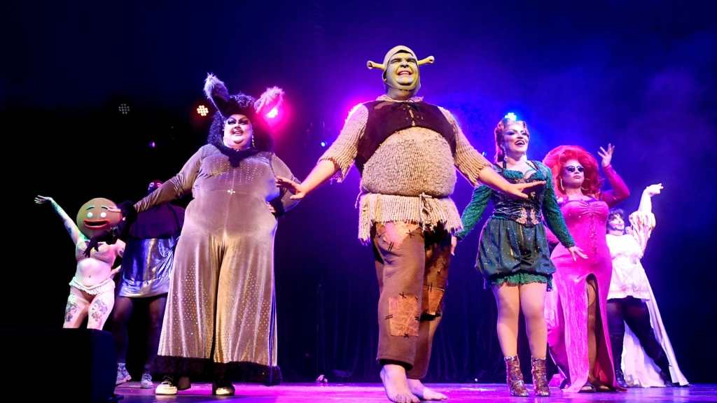 Swamplesque : des artistes sur scène habillés en personnages de Shrek.