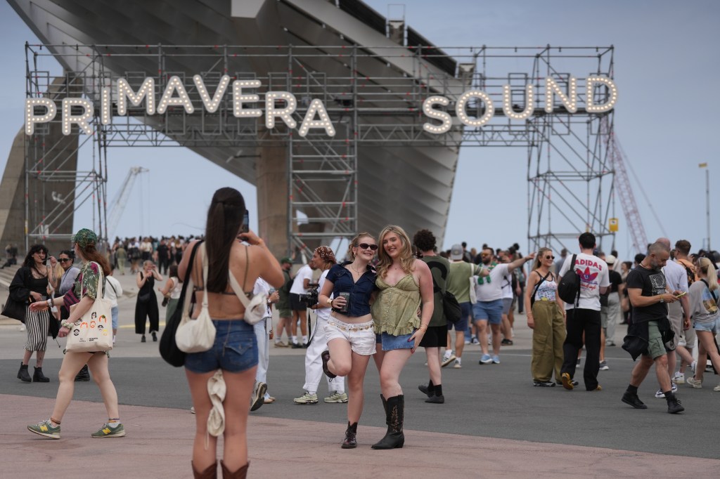 Des dizaines de personnes lors de la première journée du Primavera Sound Barcelona 2026,