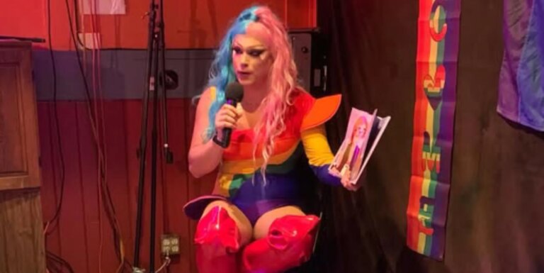 L'heure du conte des Drag Queens est qualifiée de « vulgaire » car elle est coupée de la programmation de la fierté de la ville Drag queen Jadein Black