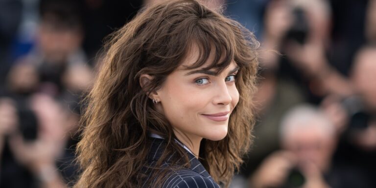 Cara Delevingne révèle qu'elle a eu une crise au Burning Man 2022 avant de s'inquiéter des photos de l'aéroport Cara Delevingne