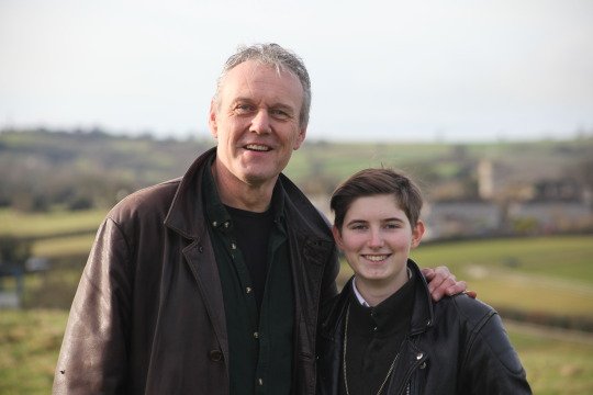 L'histoire réconfortante d'Anthony Stewart Head de Buffy qui fait tout son possible pour un jeune fan trans refait surface Anthony Stewart-Head with a young trans fan, Jay Hulme