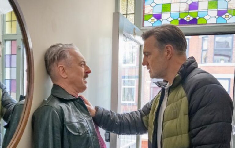 Les téléspectateurs de Tip Toe horrifiés par la finale « déchirante » alors que le sort de Leo est confirmé Tip Toe still: Alan Cumming as Leo being pinned against the wall by David Morrissey as Clive