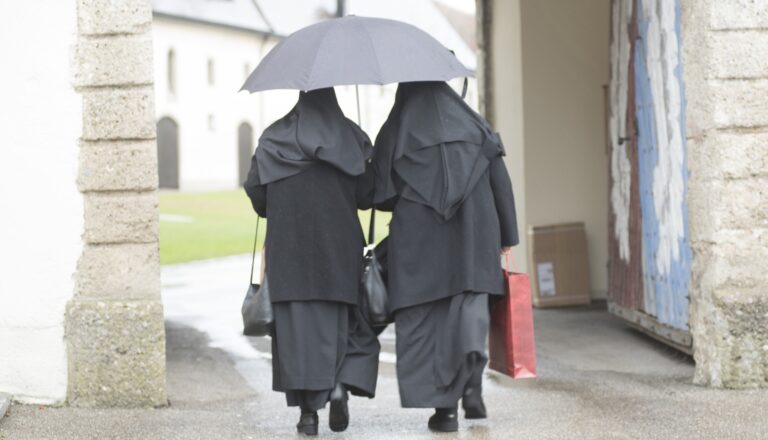 Des nonnes lesbiennes ennemies quittent le couvent et se marient Nuns