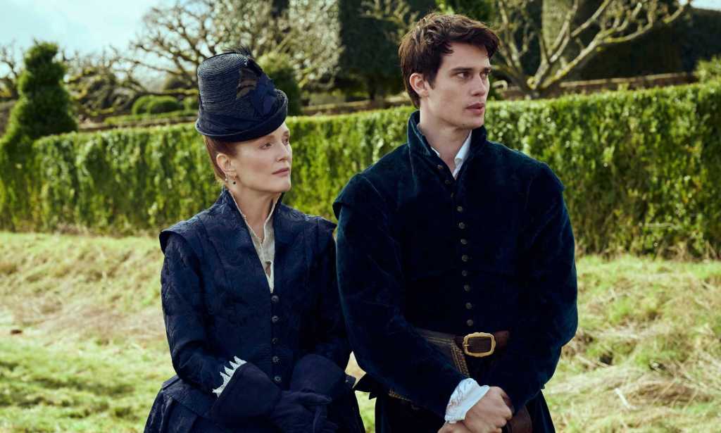 Julianne Moore (à gauche) dans le rôle de Mary Villiers et Nicholas Galitzine (à droite) dans le rôle de George Villiers dans la série Sky Atlantic Mary And George