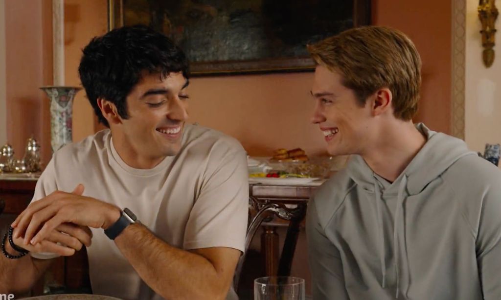 Taylor Zakhar Perez dans le rôle d'Alex, Nicholas Galitzine dans le rôle de Henry dans Red White Royal Blue.