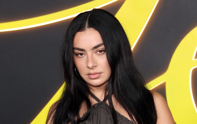Charli XCX fait don d'une partie des ventes de billets de tournée à une association caritative trans Charli XCX on the red carpet.