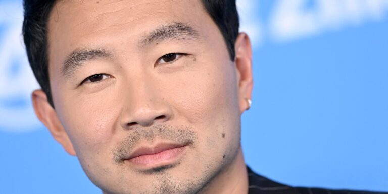 Simu Liu met en garde contre les « mauvais acteurs » en ligne alors qu'il défend Hudson Williams à propos de la photo d'une croix gammée refaite à la surface LOS ANGELES, CALIFORNIA - JULY 21: Simu Liu attends Marvel Studios
