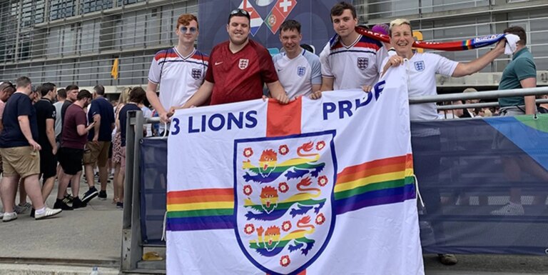 Le groupe de supporters LGBT+ de l'équipe de football d'Angleterre déclare qu'il ne participera pas à la Coupe du monde 2026 pour des raisons de sécurité Le groupe de supporters LGBT+ de l'équipe de football d'Angleterre déclare qu'il ne participera pas à la Coupe du monde 2026 pour des raisons de sécurité