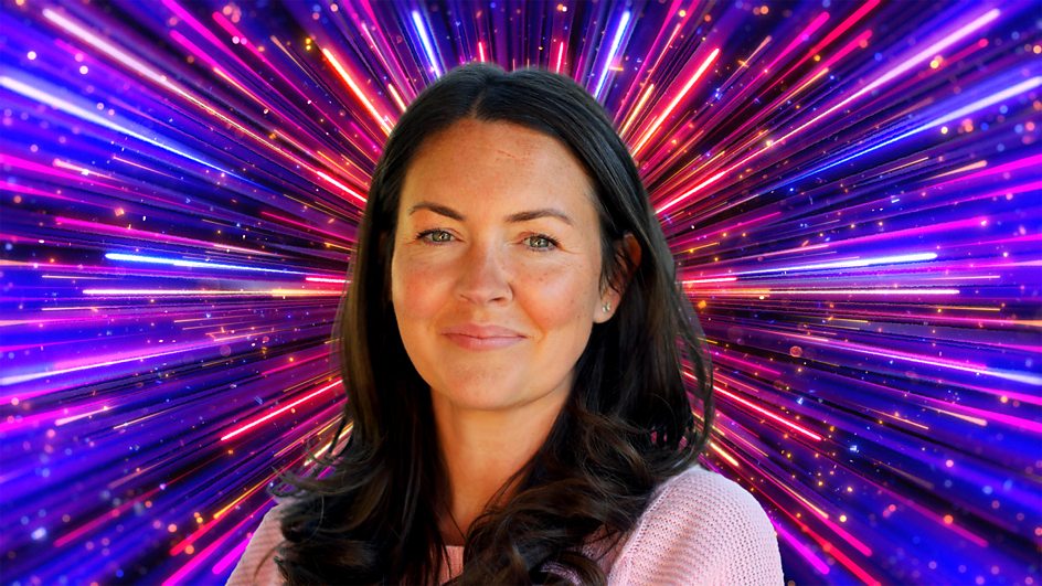 Lacey Turner devant un feu d'artifice coloré