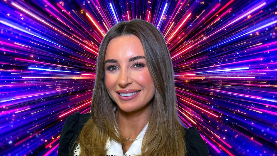 Dani Dyer devant un feu d'artifice coloré