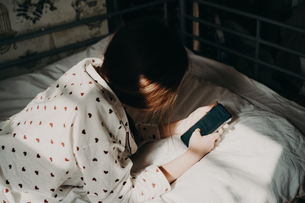 Portrait d'une personne avec un téléphone portable à la main