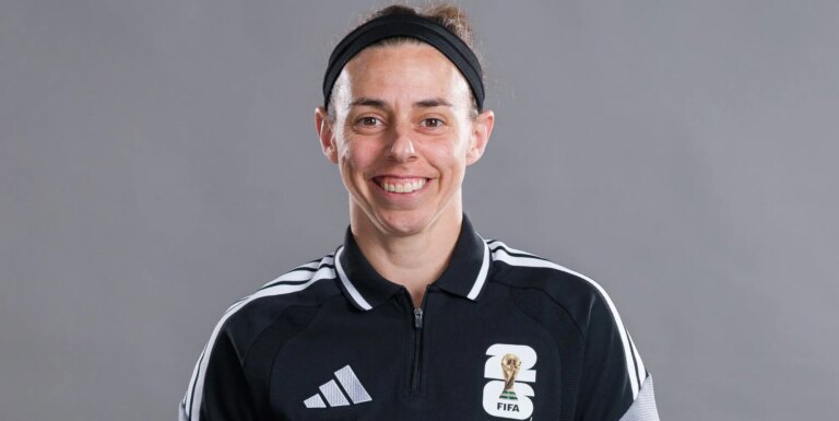 L'arbitre de la Coupe du monde masculine 2026 entrera dans l'histoire en tant qu'officiel du premier match gay Brooke Mayo (Image: Getty Images)